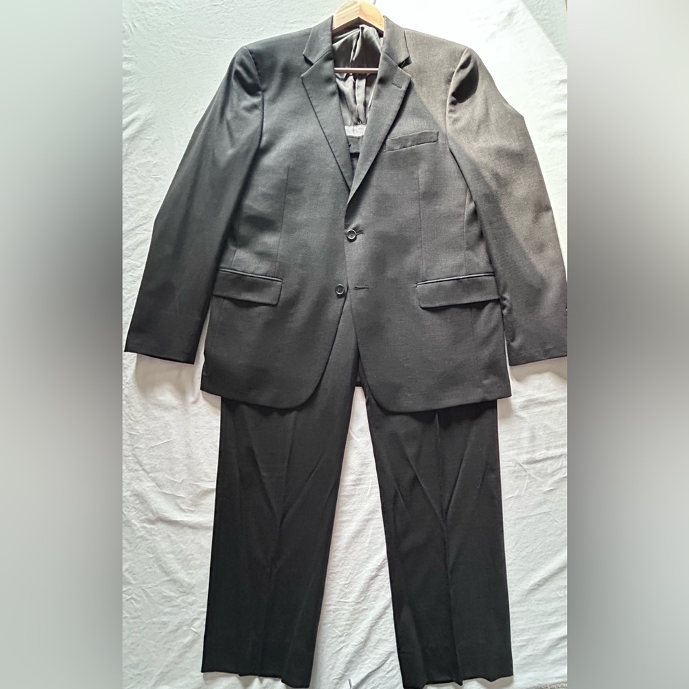 Hart Schaffner Marx Mens Suit 44R Black Wool 2 Button, Pleated Pants